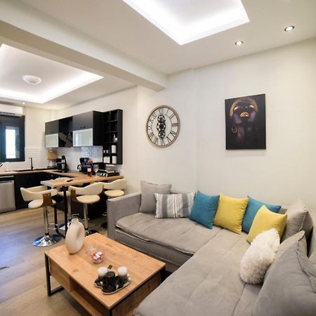 Luxurious Apartment In The Heart Of Town ! Лутракі Екстер'єр фото