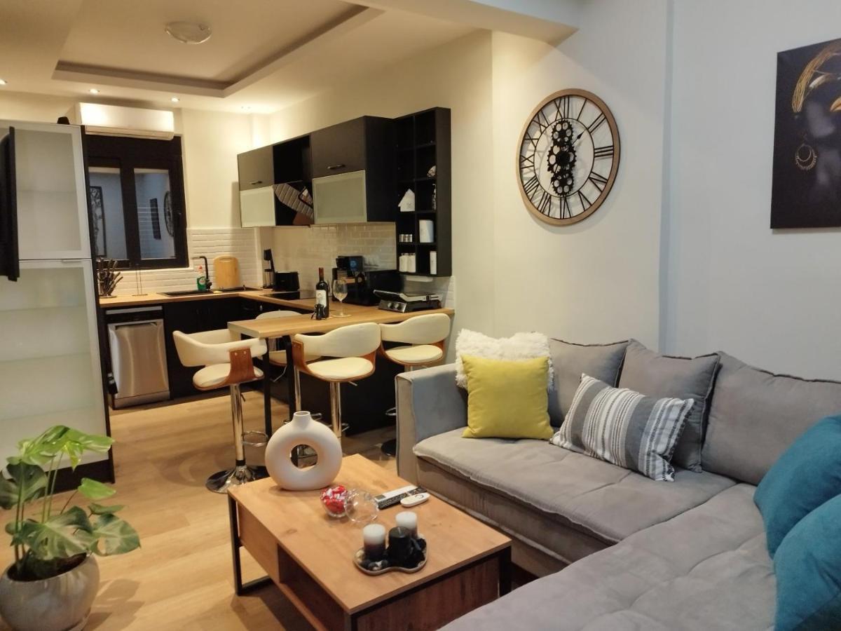 Luxurious Apartment In The Heart Of Town ! Лутракі Екстер'єр фото