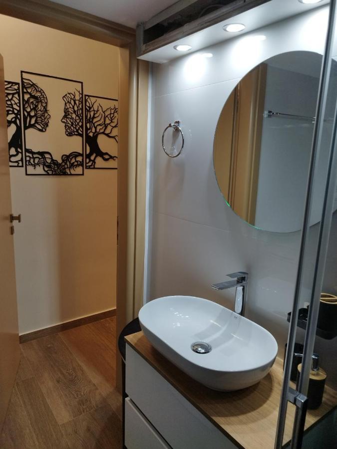 Luxurious Apartment In The Heart Of Town ! Лутракі Екстер'єр фото
