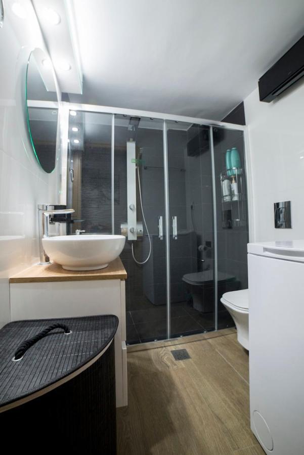 Luxurious Apartment In The Heart Of Town ! Лутракі Екстер'єр фото