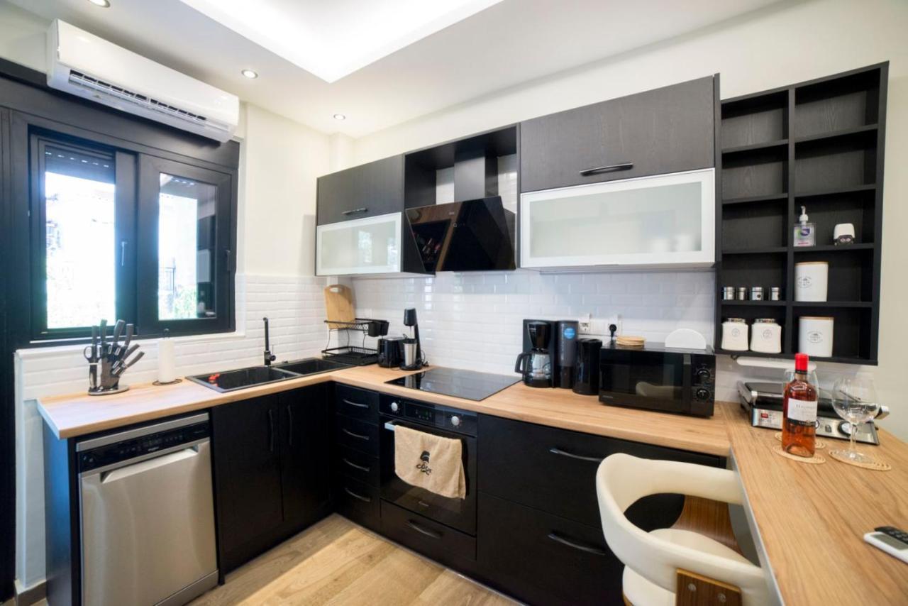 Luxurious Apartment In The Heart Of Town ! Лутракі Екстер'єр фото